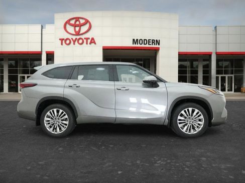New 2026 Toyota Highlander Platinum AWD/4WD image 17