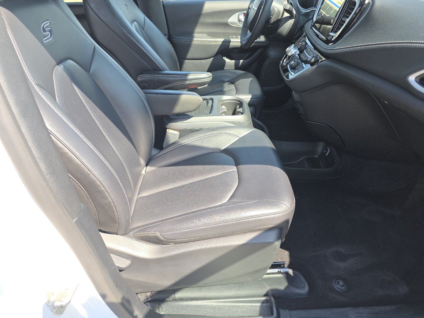 Used 2024 Chrysler Pacifica Limited FWD image 21
