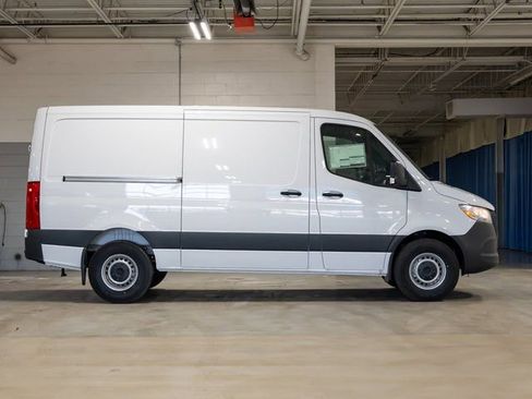 Used 2025 Mercedes-Benz Sprinter 2500 image 2