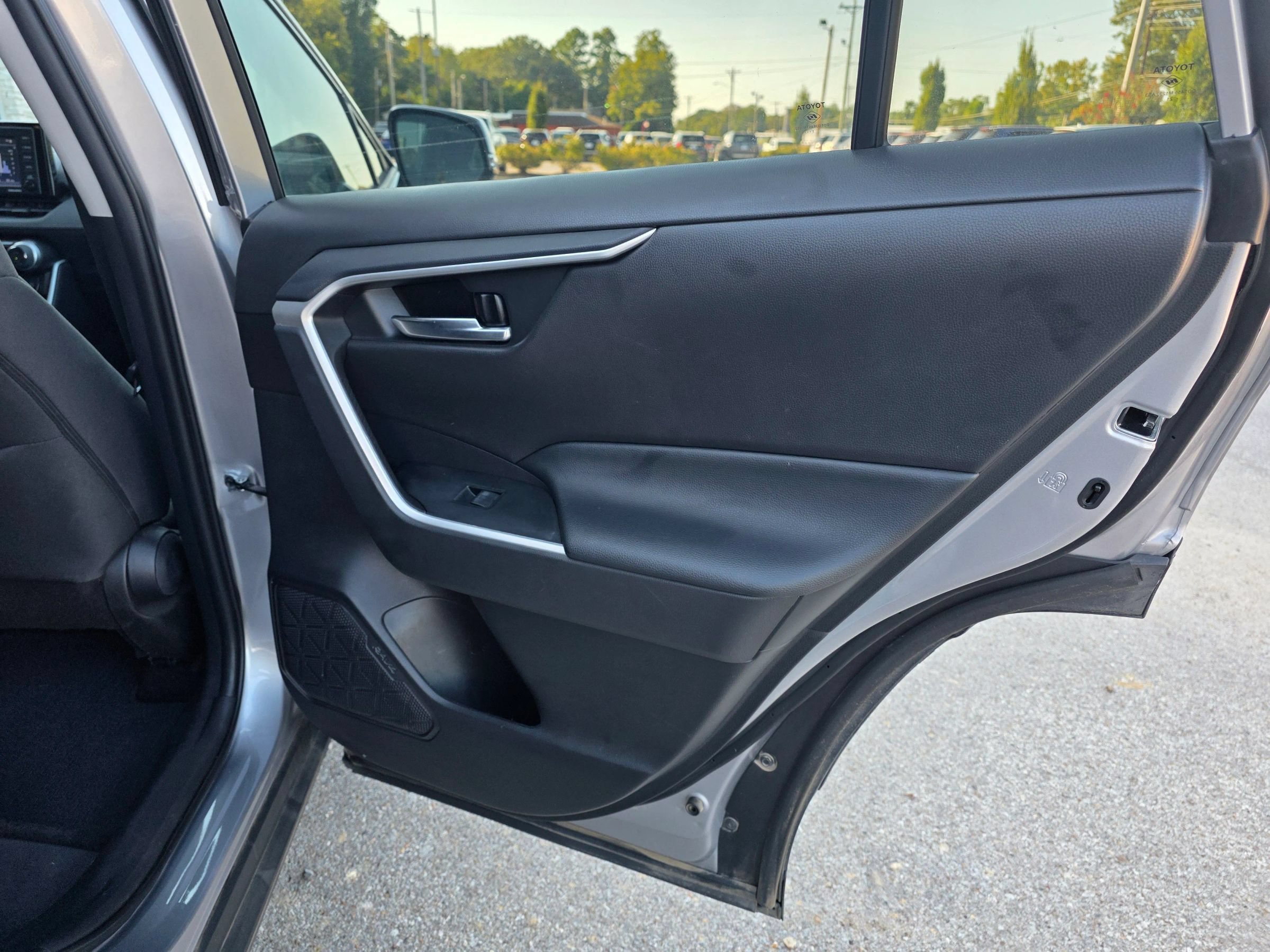 Used 2021 Toyota RAV4 XLE w/ Convenience Package FWD image 8
