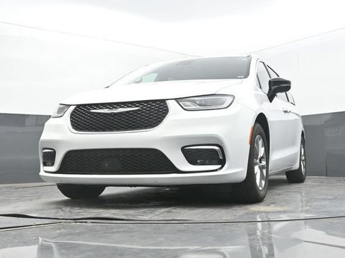 Used 2026 Chrysler Pacifica Limited FWD image 57