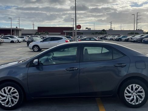 Used 2018 Toyota Corolla LE image 2