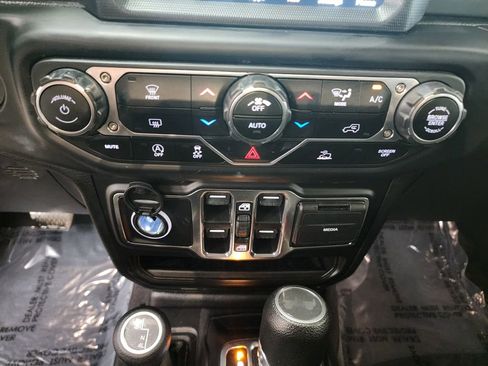 Used 2023 Jeep Wrangler Unlimited Sahara AWD/4WD image 19