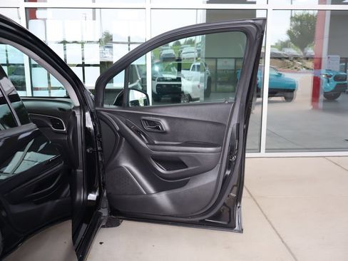 Used 2021 Chevrolet Trax LT w/ Midnight Edition FWD image 38