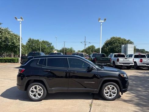 Used 2025 Jeep Compass Sport w/ Mopar Graphics Package AWD/4WD image 4