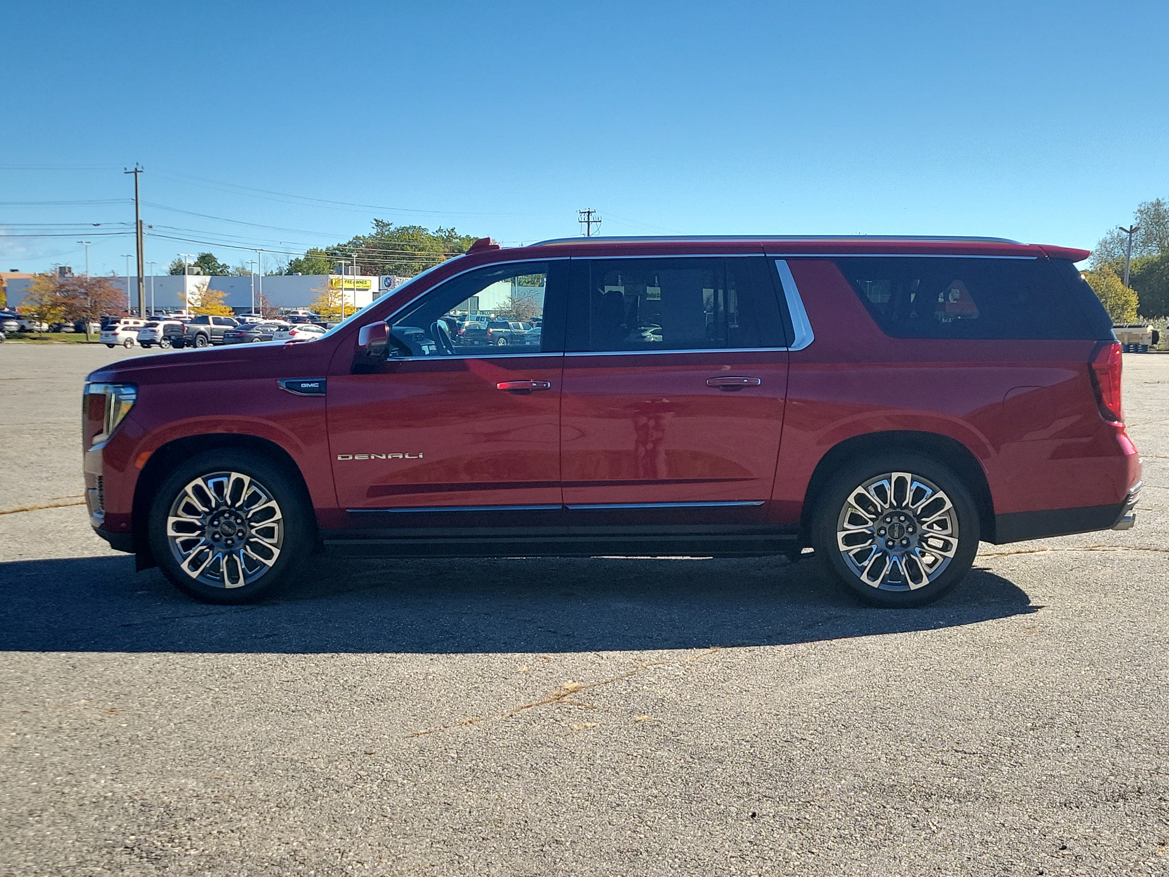 Used 2023 GMC Yukon XL Denali Ultimate AWD/4WD image 8