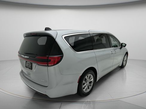 Used 2026 Chrysler Pacifica Limited FWD image 3