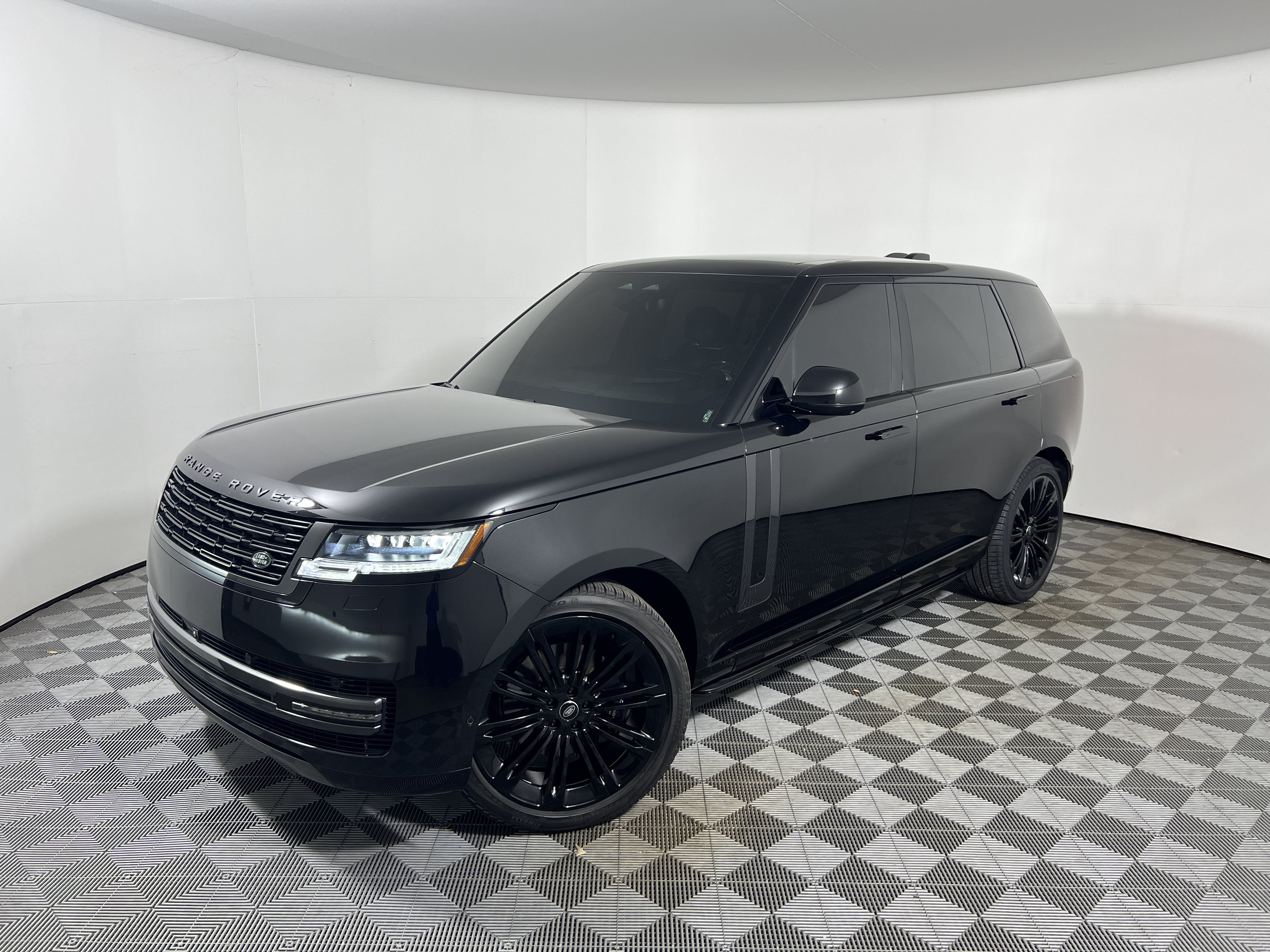 Used 2024 Land Rover Range Rover Long Wheelbase SE AWD/4WD image 1