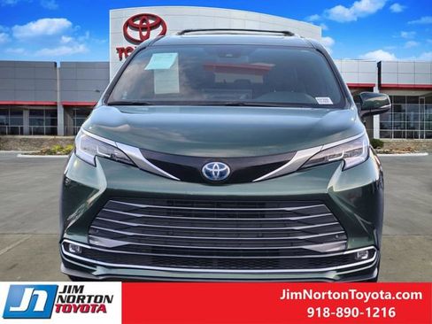 Used 2025 Toyota Sienna Limited AWD/4WD image 2