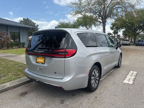 Used 2024 Chrysler Pacifica Limited FWD image 7