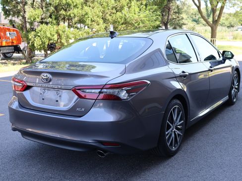 Used 2022 Toyota Camry XLE FWD image 3