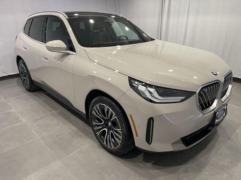 Used 2025 BMW X3 xDrive30i w/ Convenience Package image 3