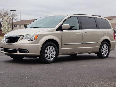 Used 2013 Chrysler Town & Country Touring image 11