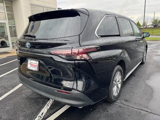 Used 2025 Toyota Sienna LE FWD video 3
