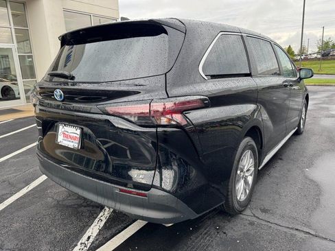 Used 2025 Toyota Sienna LE FWD image 3