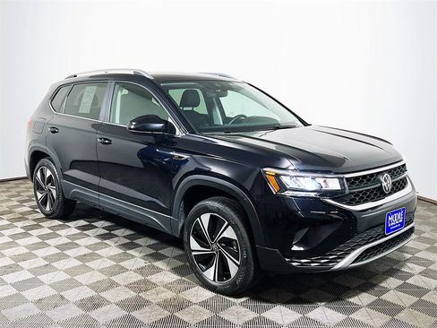 Used 2024 Volkswagen Taos SE image 1