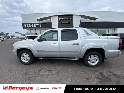 Used 2013 Chevrolet Avalanche LT w/ Suspension Package, Off-Road AWD/4WD image 2