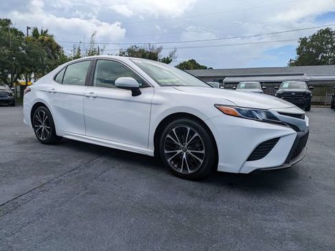 Used 2019 Toyota Camry SE FWD image 2