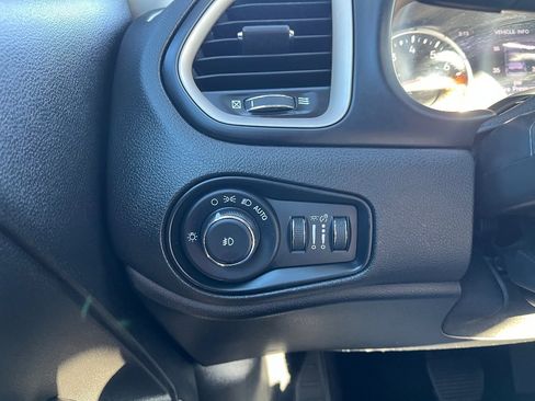 Used 2017 Jeep Renegade Trailhawk image 22