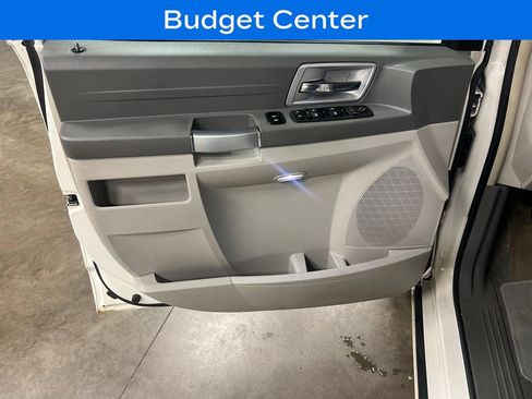 Used 2008 Chrysler Town & Country Touring FWD image 15