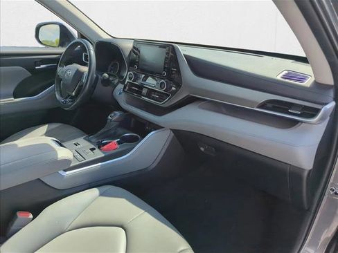 Used 2021 Toyota Highlander XLE image 28