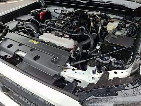 Certified 2025 Toyota Tacoma SR5 AWD/4WD image 27