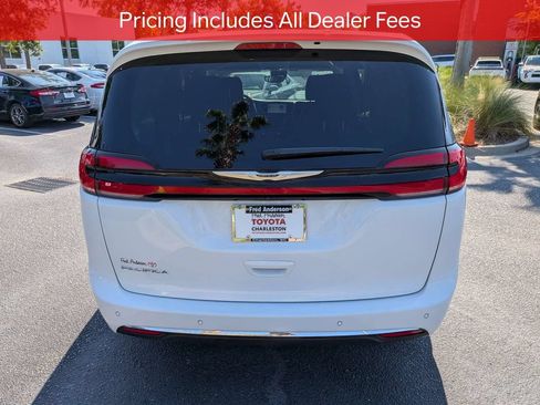 Used 2024 Chrysler Pacifica Touring-L FWD image 5