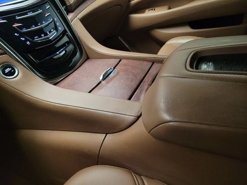 Used 2015 Cadillac Escalade Platinum RWD image 26