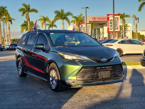 Used 2022 Toyota Sienna XLE image 2