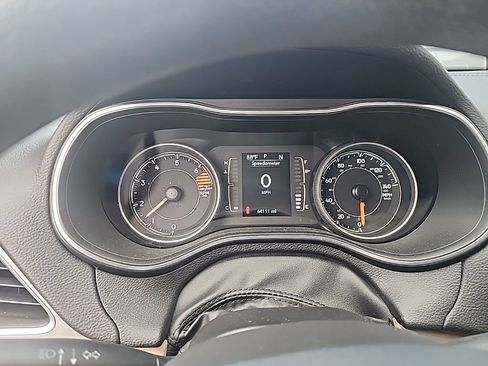 Used 2019 Jeep Cherokee Latitude w/ Popular Appearance Group FWD image 5