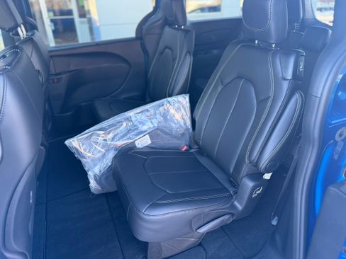 New 2026 Chrysler Pacifica Select FWD image 10