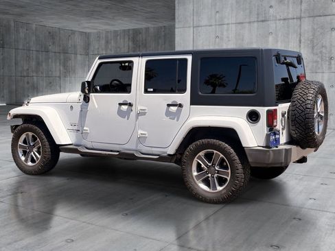 Used 2018 Jeep Wrangler Unlimited Sahara w/ Connectivity Group AWD/4WD image 3