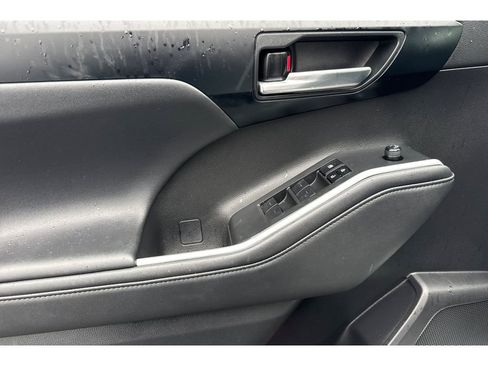 Certified 2023 Toyota Highlander XLE image 11
