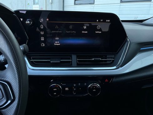 Used 2025 Chevrolet Trax LT image 24