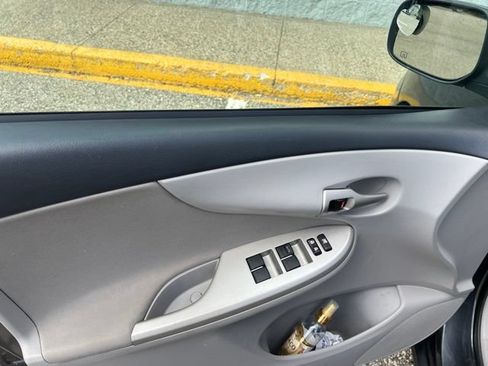 Used 2013 Toyota Corolla LE FWD image 13