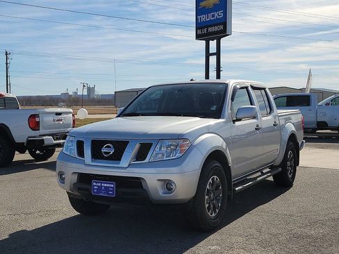 Used 2019 Nissan Frontier PRO-4X image 2