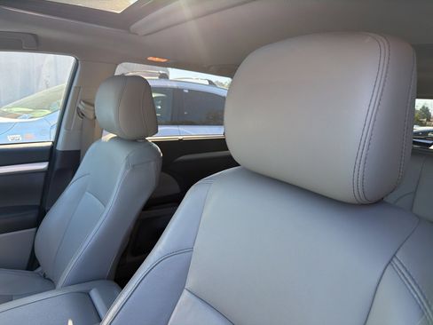 Used 2017 Toyota Highlander AWD V6 image 8