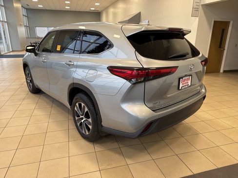 Used 2020 Toyota Highlander XLE image 9