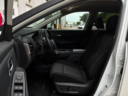 Used 2025 Nissan Rogue SV FWD image 10