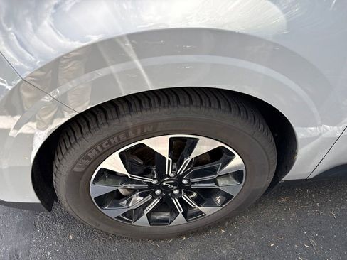 Used 2024 Kia Carnival EX FWD image 10