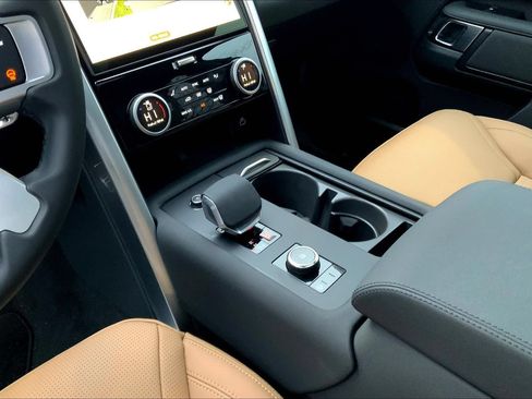 Certified 2025 Land Rover Discovery Dynamic SE AWD/4WD image 16