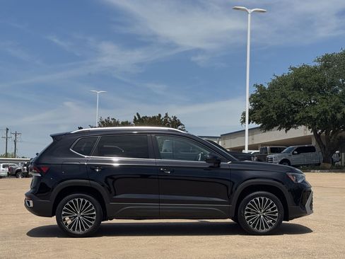 New 2025 Volkswagen Taos SE FWD image 4