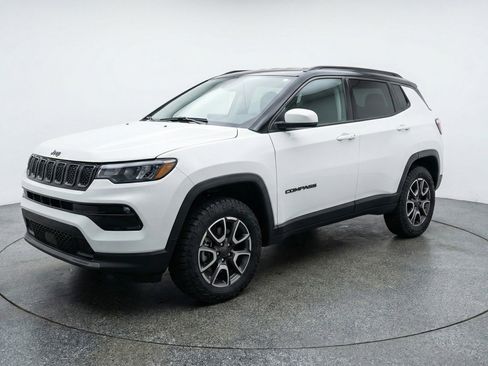 Used 2025 Jeep Compass Trailhawk AWD/4WD image 3