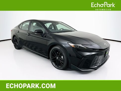 Used 2025 Toyota Camry SE FWD image 1