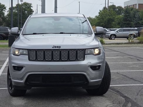 Used 2018 Jeep Grand Cherokee Altitude AWD/4WD image 3