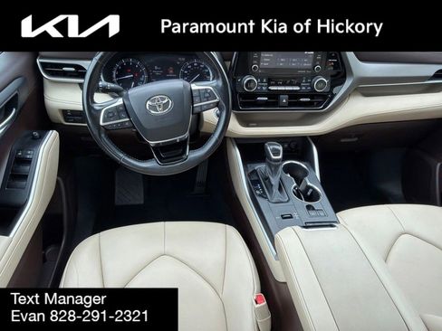 Used 2020 Toyota Highlander XLE FWD image 17