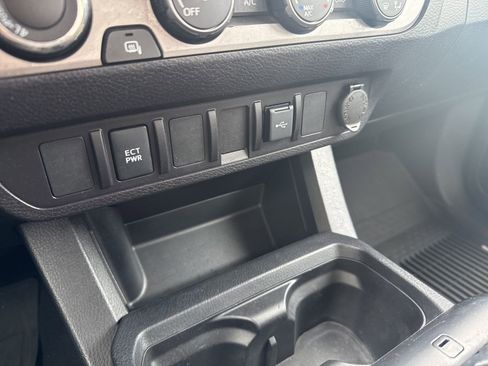 Used 2020 Toyota Tacoma SR image 21