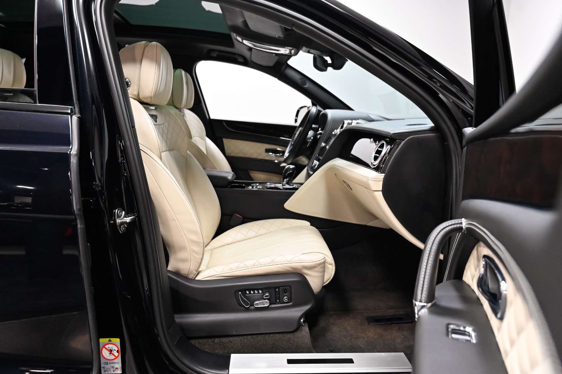 Used 2018 Bentley Bentayga w/ Black Specification AWD/4WD image 20