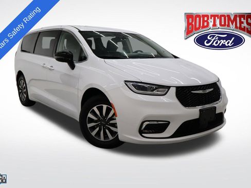 Used 2024 Chrysler Pacifica Select image 1