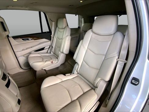 Used 2018 Cadillac Escalade Luxury AWD/4WD image 21